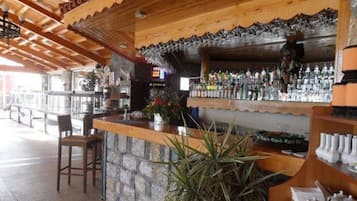 3 bars/lounges, swim-up bar, poolside bar, beach bar