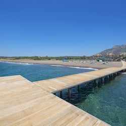Plage privée, cabines gratuites, navette pour la plage, chaises longues