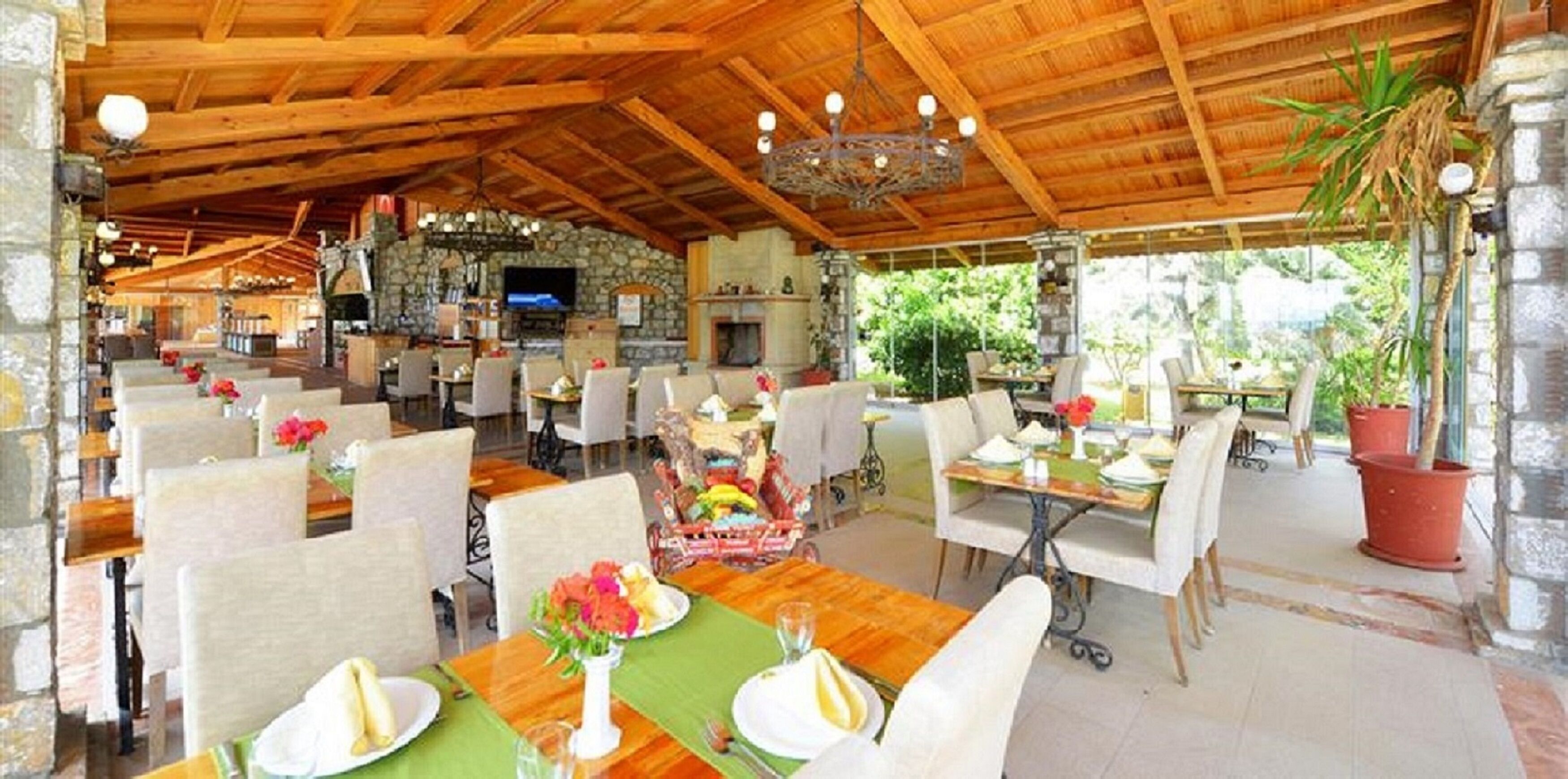 2 restaurants, breakfast served