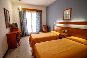 Minibar, caja de seguridad en la habitación y escritorio 