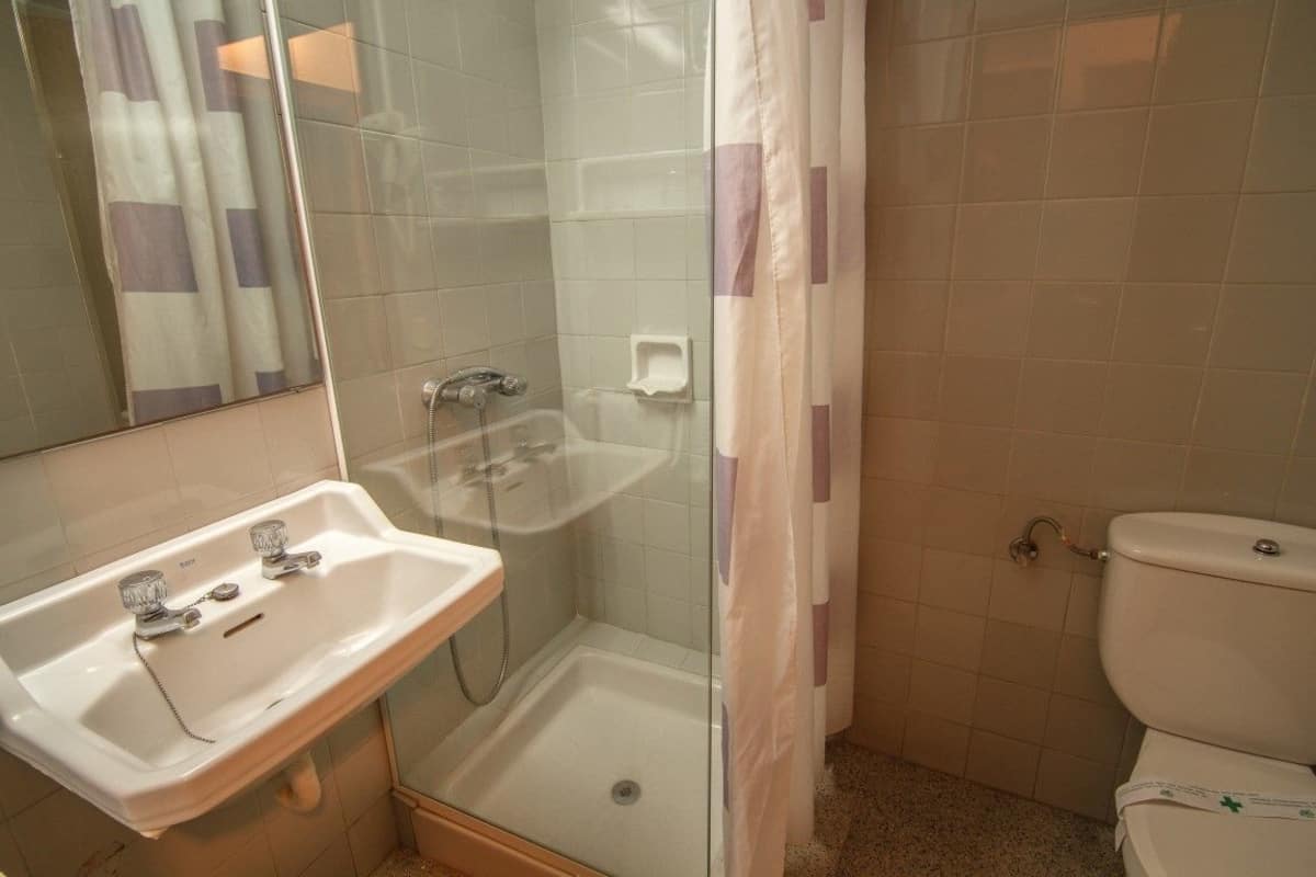 Kostenlose Toilettenartikel, Haartrockner, Handtücher