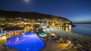 Outdoor pool, pool umbrellas, sun loungers