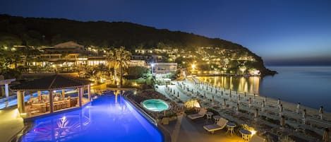 Piscine extérieure, parasols de plage, chaises longues