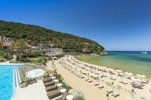 Plage privée, chaises longues, parasols, serviettes de plage
