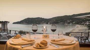 3 restaurants, serveren ontbijt