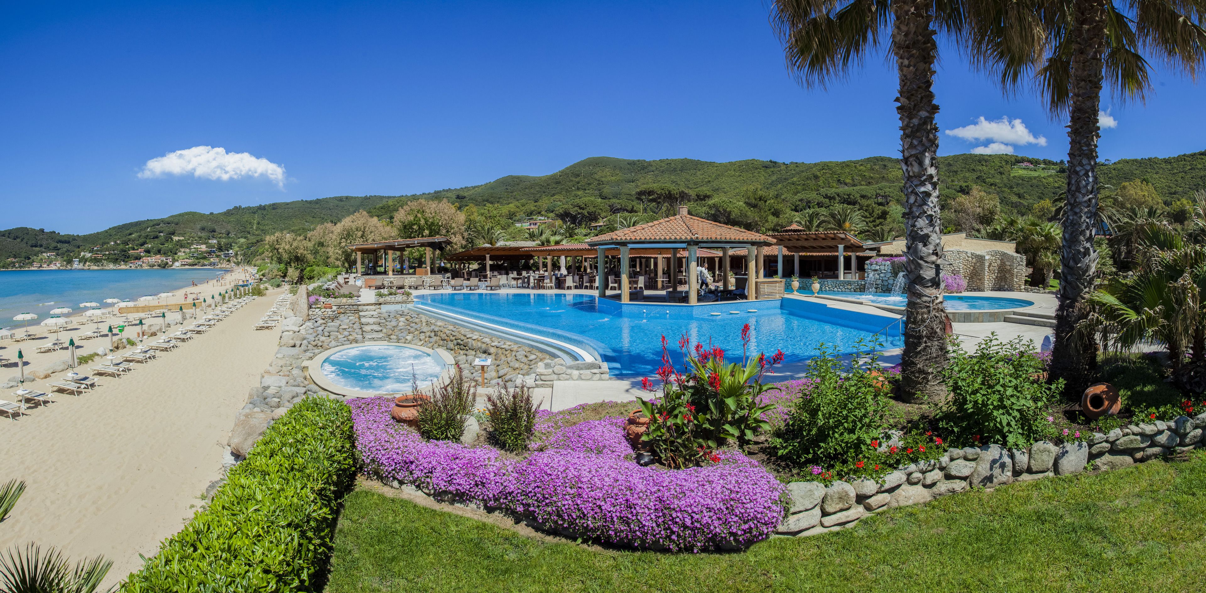 Außenpool, Sonnenschirme, Liegestühle