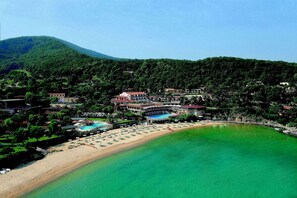 Plage privée, chaises longues, parasols, serviettes de plage