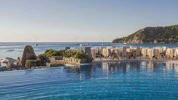 Outdoor pool, pool umbrellas, sun loungers