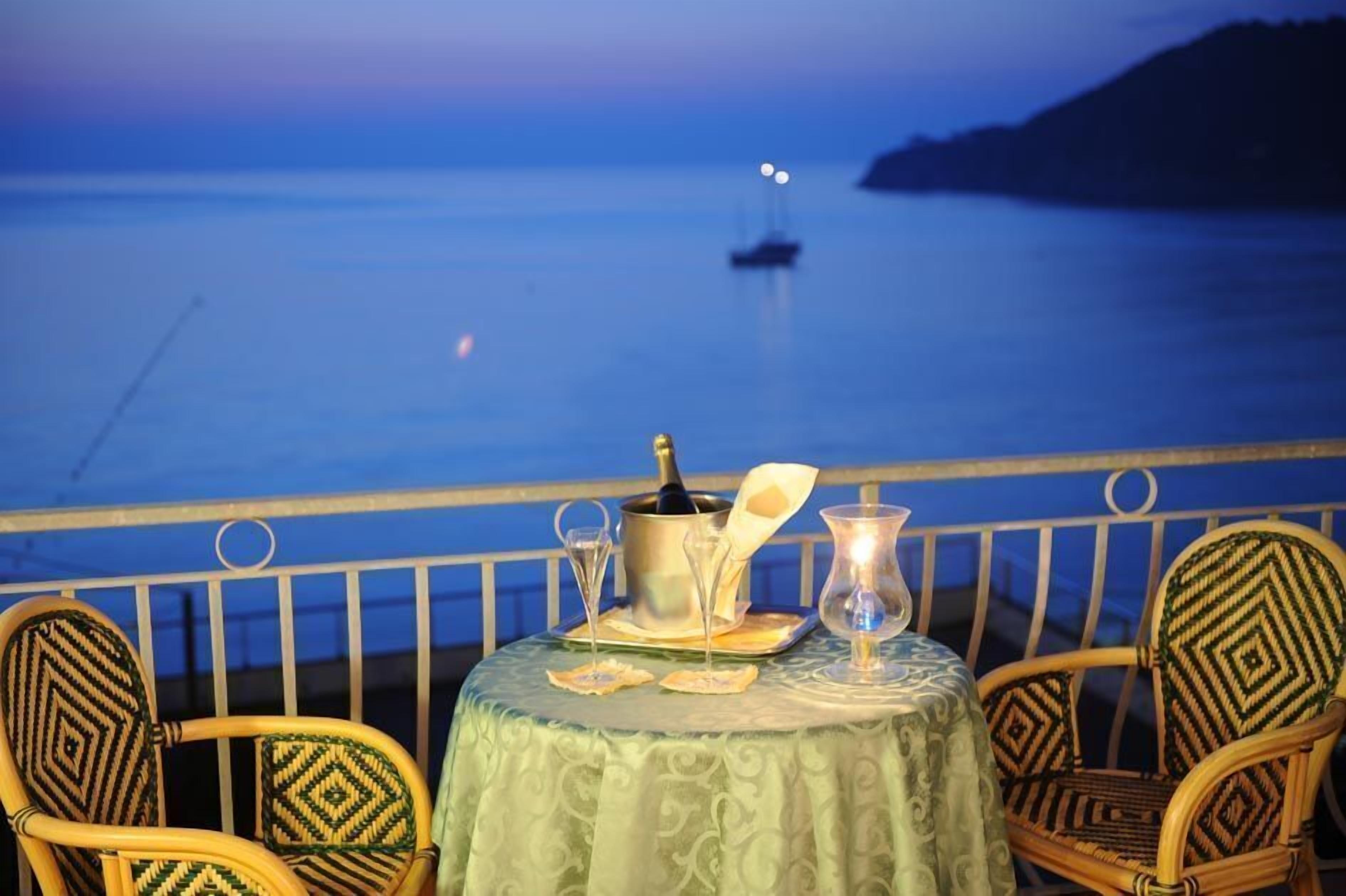 3 restaurants, breakfast served