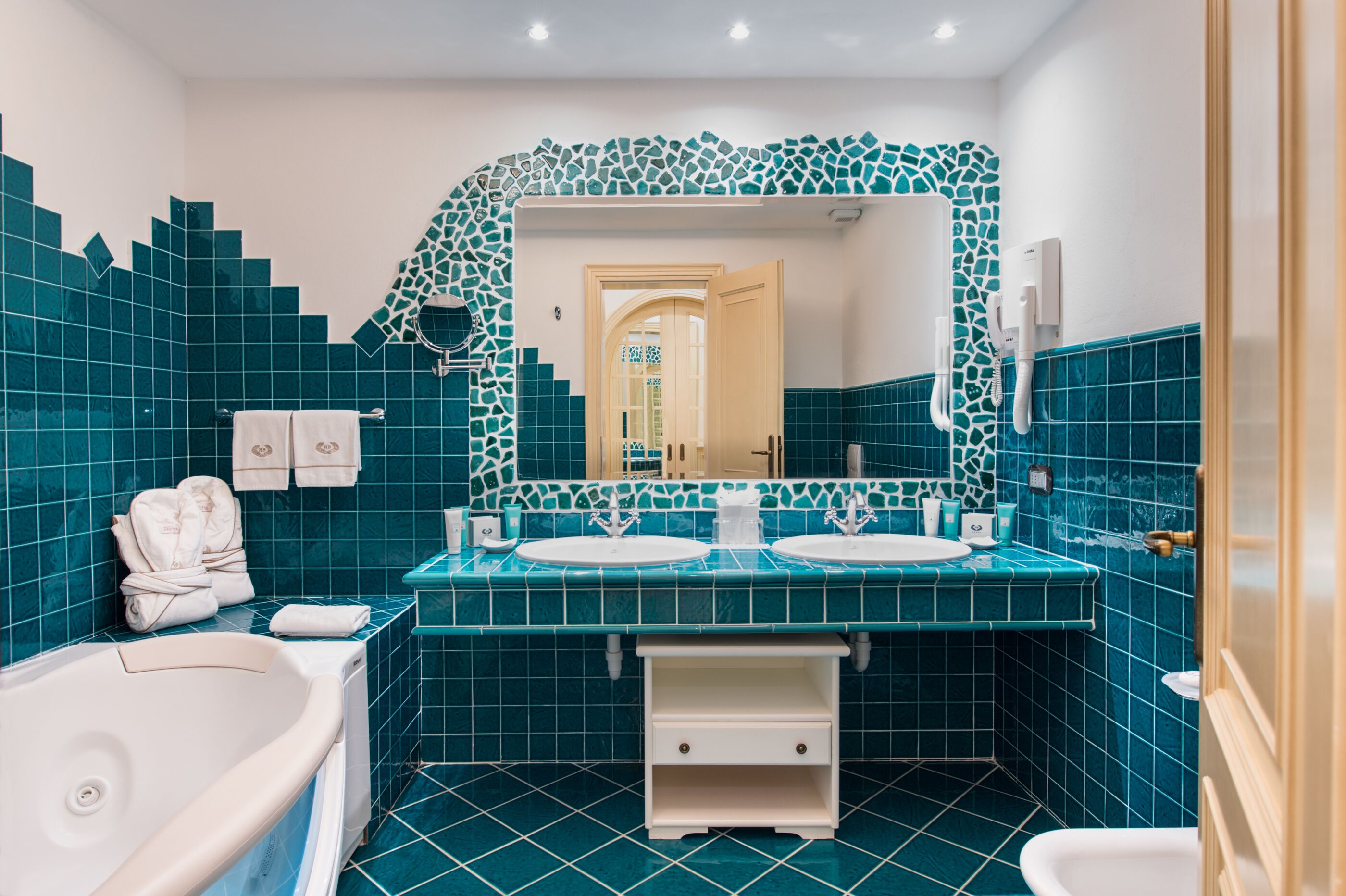 suite | bathroom | combined shower/bathtub, free toiletries, hair dryer, bathrobes