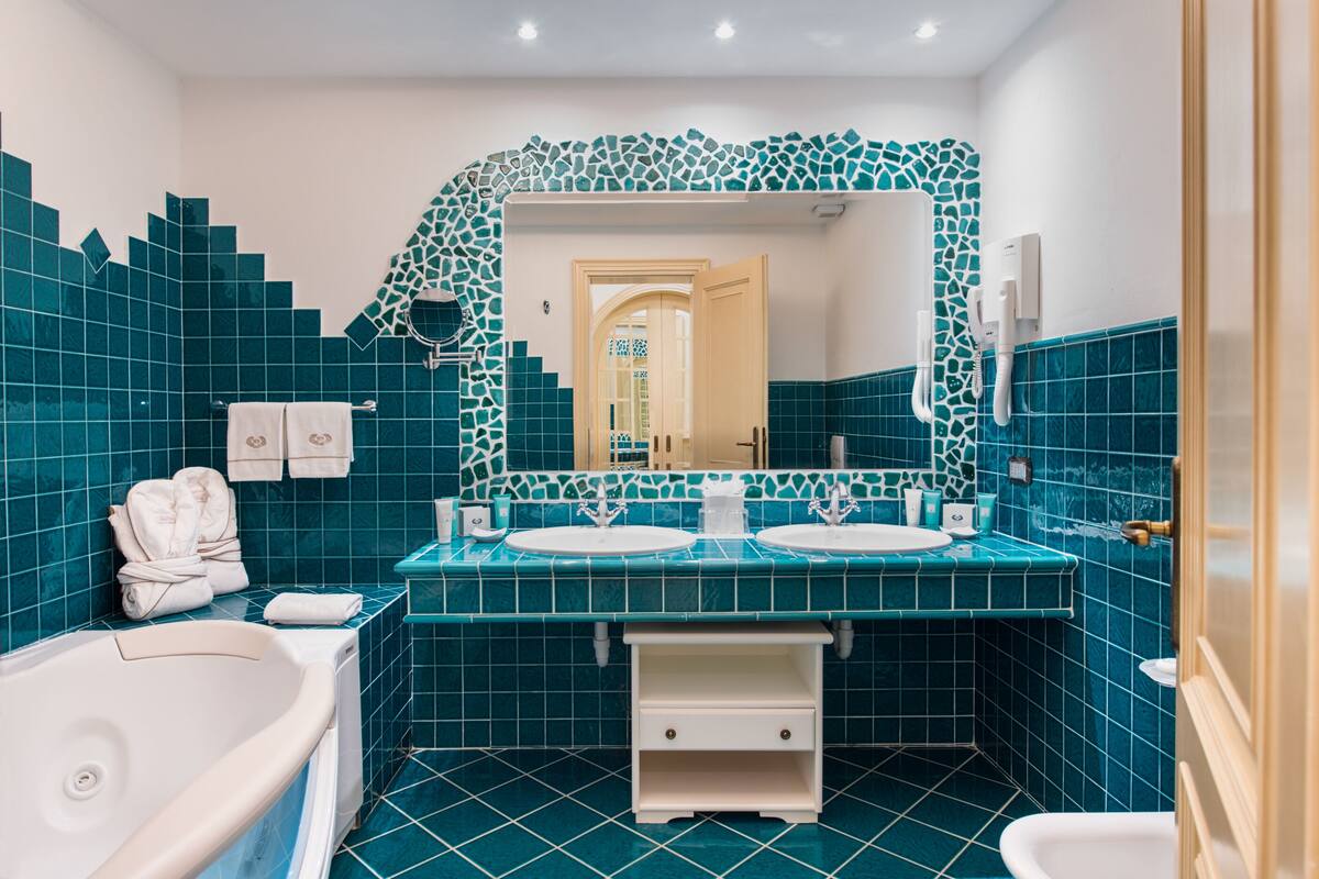 suite | bathroom | combined shower/bathtub, free toiletries, hair dryer, bathrobes