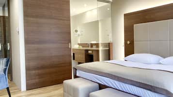 Hypo-allergenic bedding, minibar, in-room safe, desk