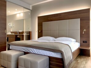 Hypo-allergenic bedding, minibar, in-room safe, desk