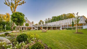 Un hôtel moderne doté d’une cour spacieuse, d’un escalier central et d’une rangée de balcons.