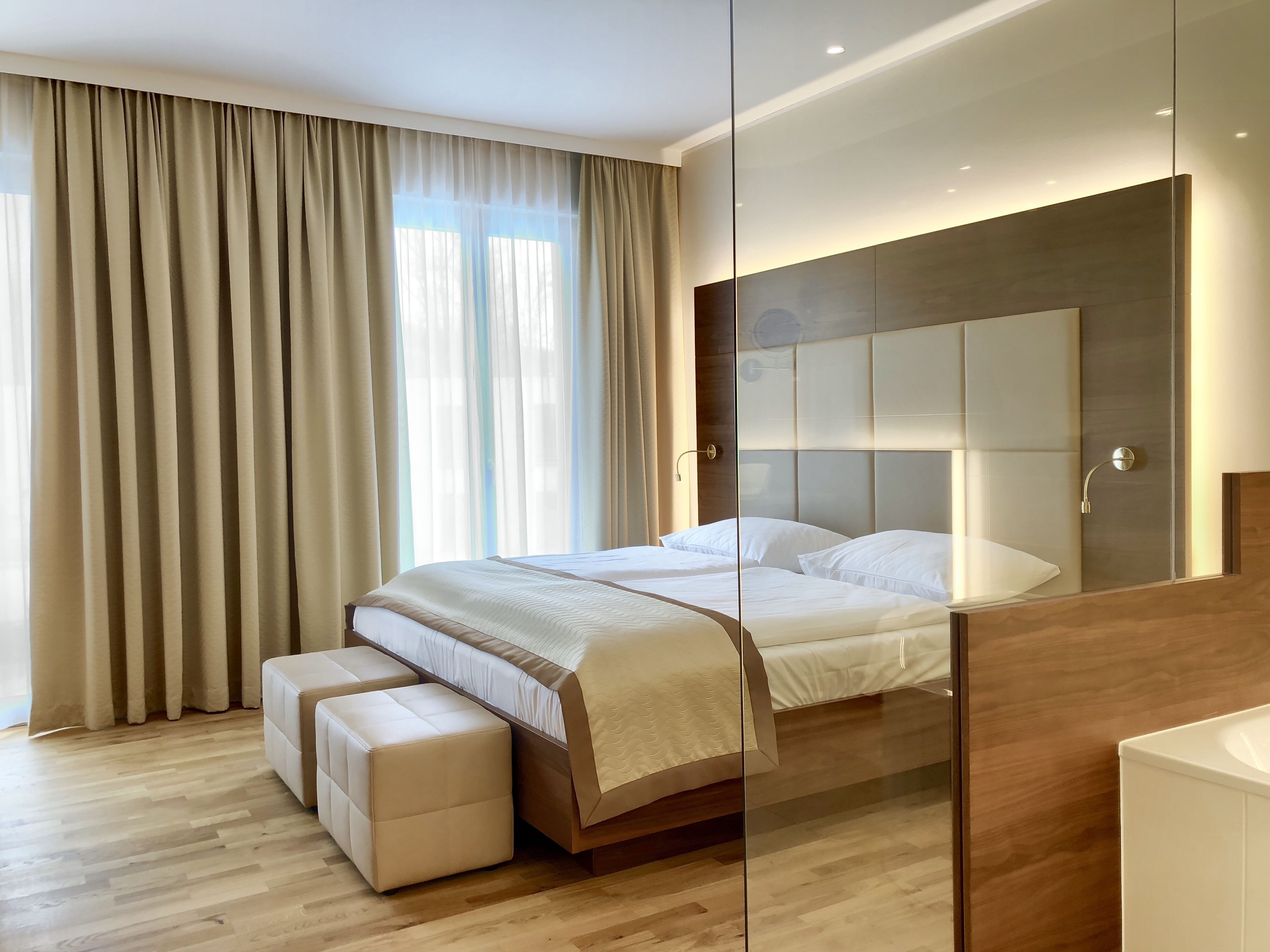 Hypoallergeen beddengoed, een minibar, een kluis op de kamer, een bureau