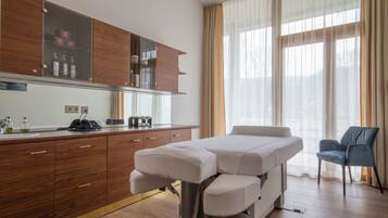 Un sauna, baño turco, tratamientos corporales, envolturas corporales