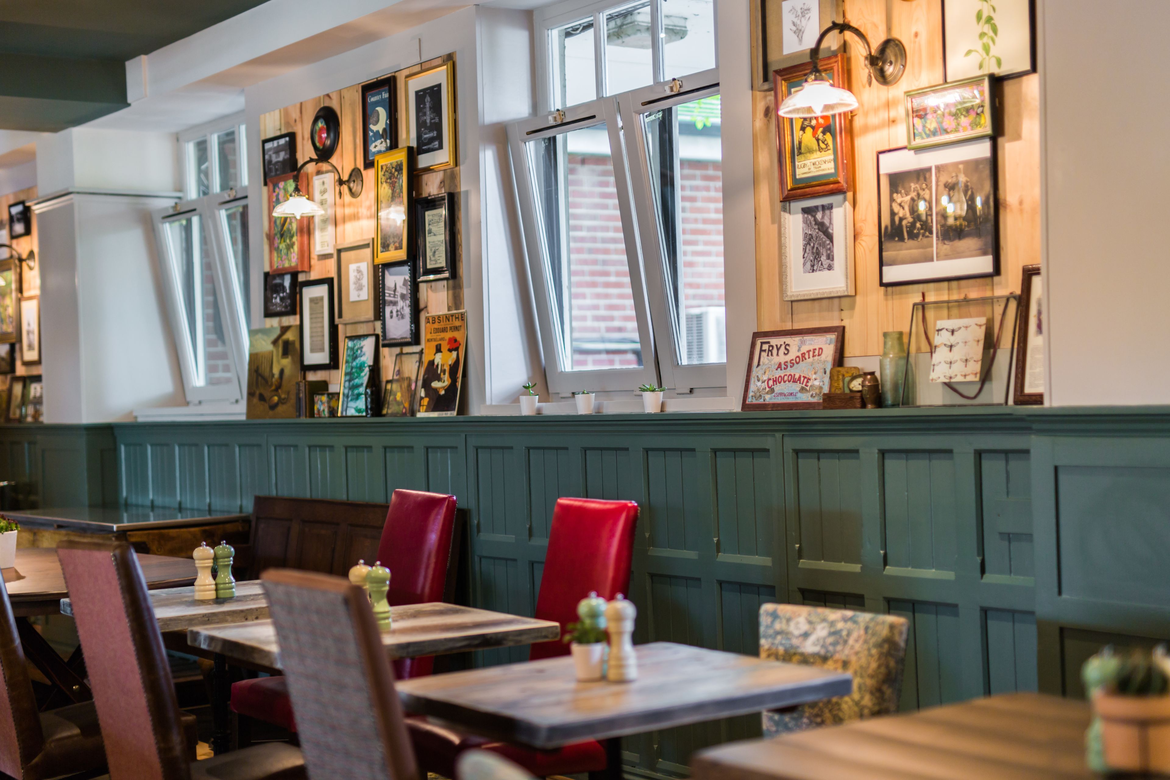 breakfast, lunch, dinner served; british cuisine