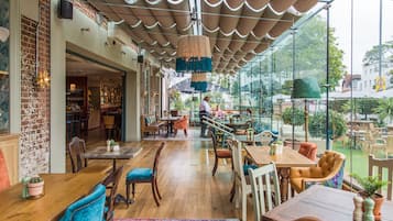 Frokost, lunsj og middag serveres, britiske retter