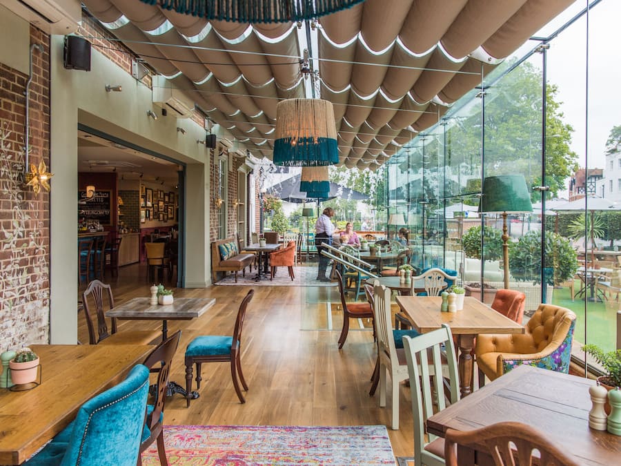 Melayani sarapan, makan siang, makan malam; sajian masakan Inggris