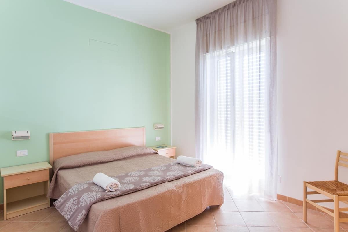 Premium bedding, in-room safe, cots/infant beds, free WiFi