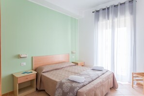 Ropa de cama de alta calidad y caja de seguridad en la habitación 