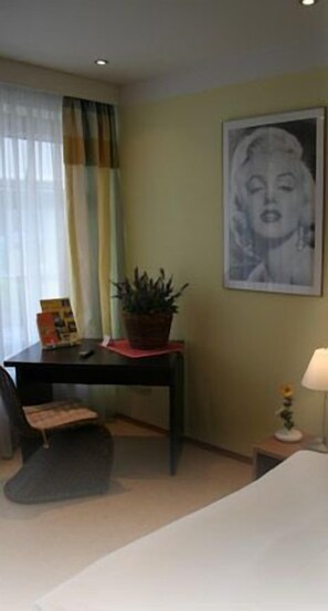 Mobiliari individual, escriptori i planxa i posts de planxar 