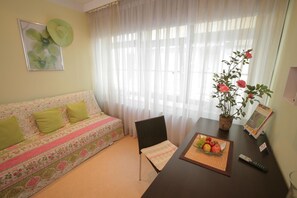 Standard Triple Room | Living room | Flat-screen TV - Gasthof Wimmer Weissbräu (Simbach am Inn)