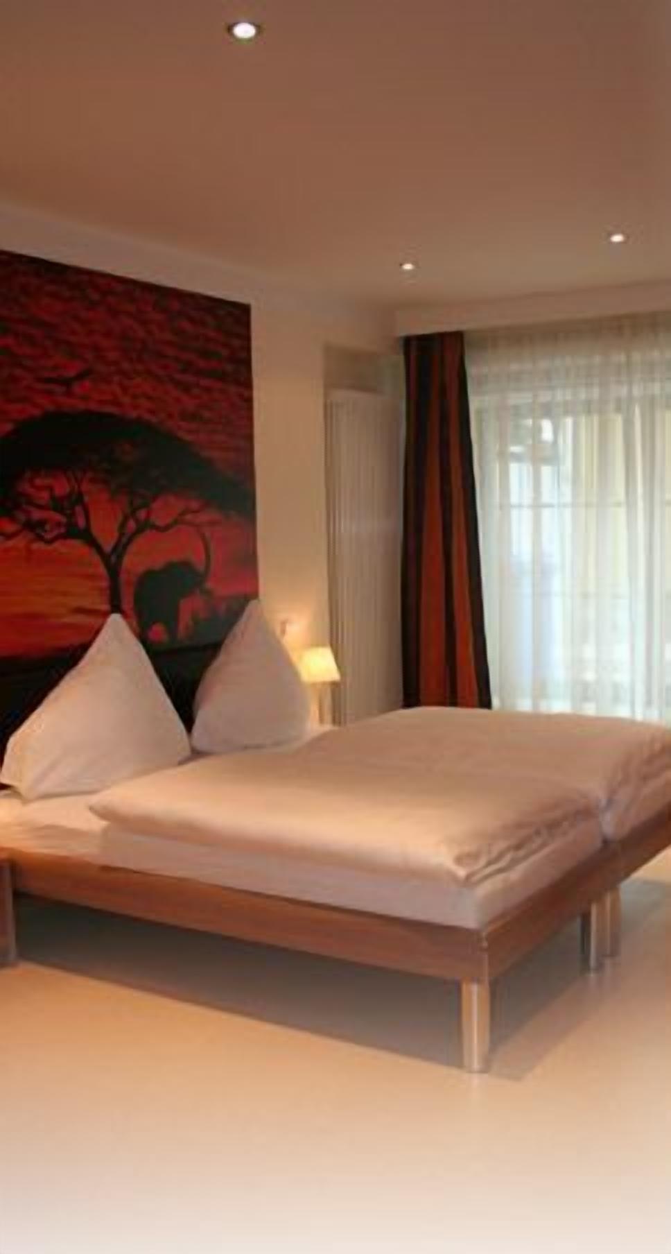 standard double room | individually furnished, desk, iron/ironing board, free cots/infant beds