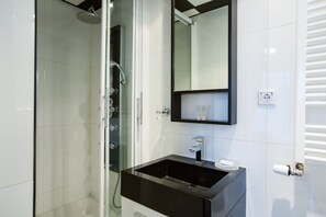 Habitación económica con 1 cama matrimonial o 2 individuales | Baño | Amenidades de baño gratuitas, secadora de cabello, toallas 