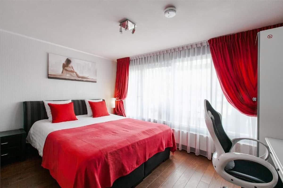 Doppia Standard | Minibar, una scrivania, Wi-Fi gratuito, lenzuola