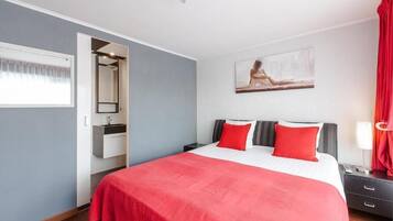 Minibar, desk, free WiFi, bed sheets