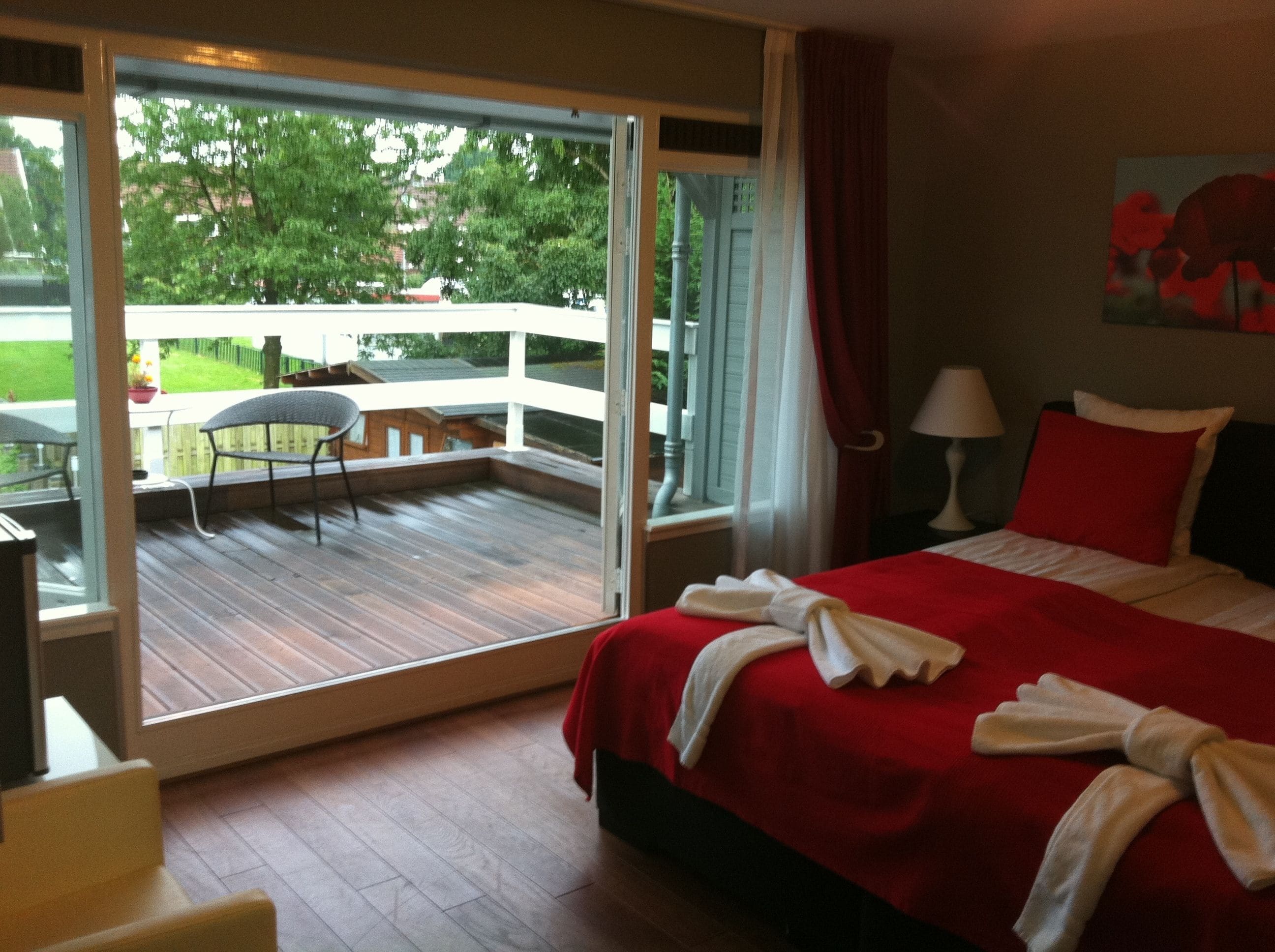 Minibar, desk, free WiFi, bed sheets