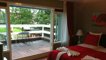 Minibar, desk, free WiFi, bed sheets