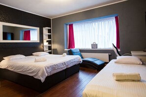 Tremannsrom – deluxe, tilgjengelighetstilpasset | Minibar, skrivebord, wi-fi (inkludert) og sengetøy