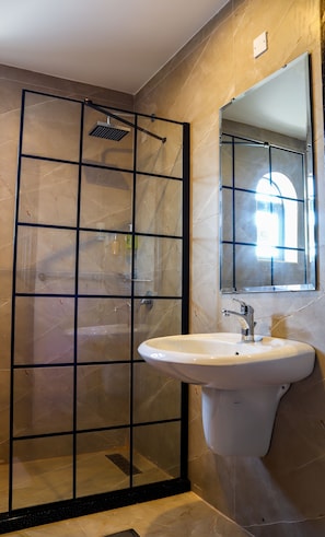 Banheira, secador de cabelo, chinelos, bidê