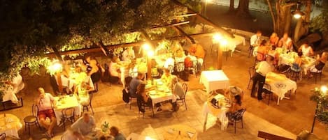 Mittagessen, Abendessen, lokale KĂŒche, Blick auf den Garten