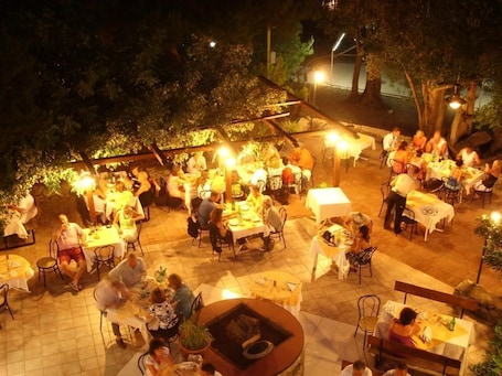 Se sirven almuerzos y cenas; cocina local; con vista al jardín. Park Hotel Cilento