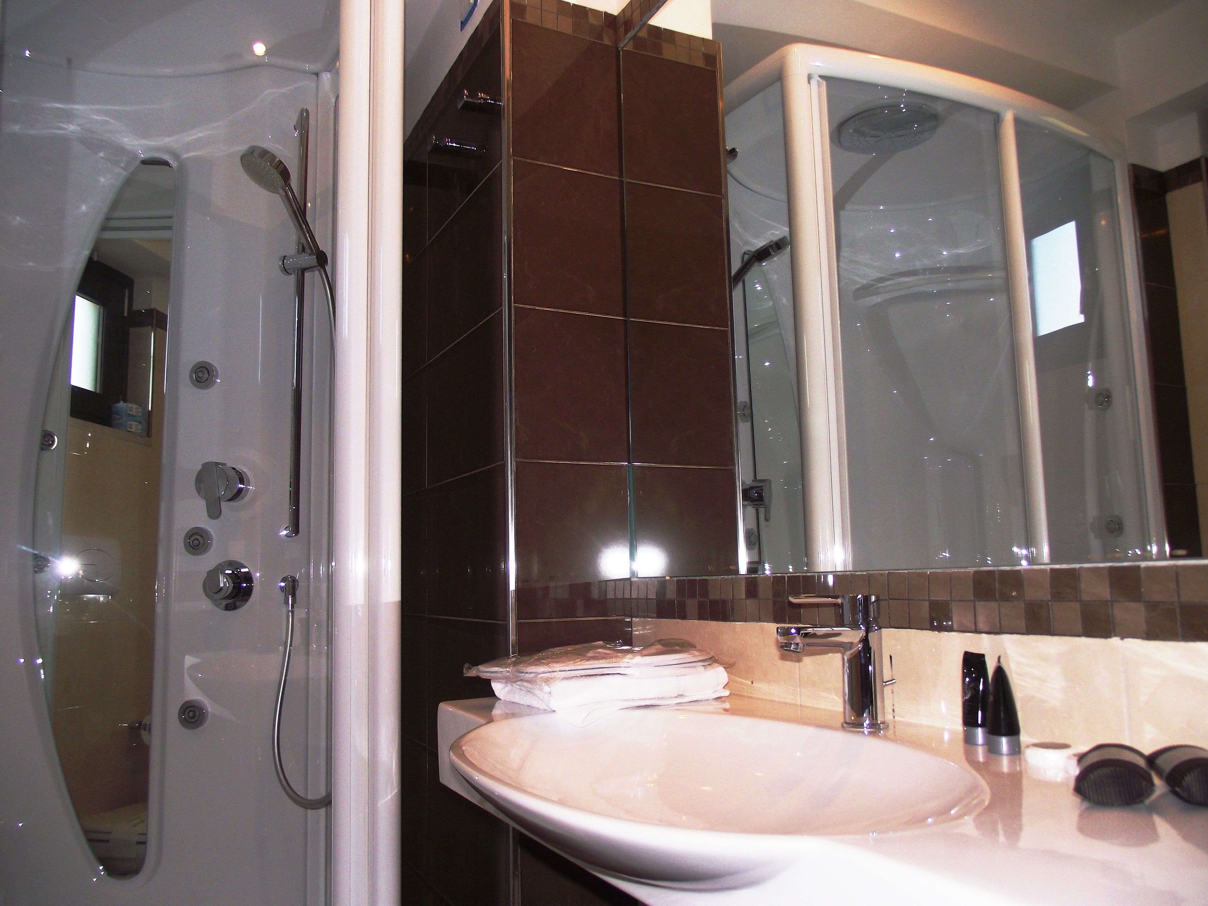 shower, rainfall showerhead, free toiletries, hair dryer