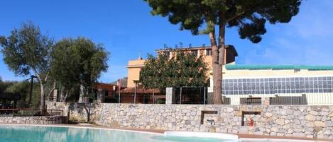 Piscine extérieure (ouverte en saison), parasols de plage