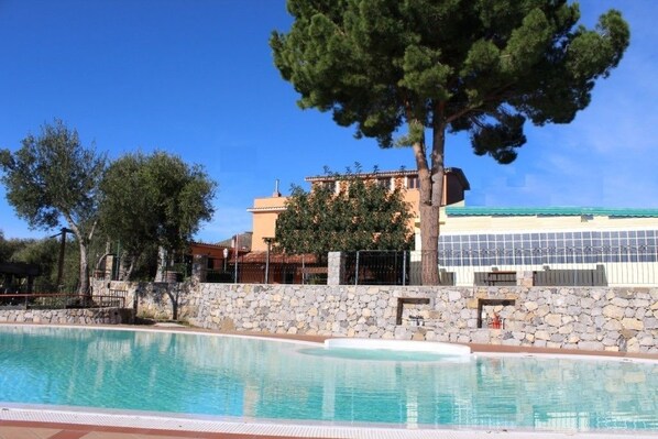 Seasonal outdoor pool, pool umbrellas, sun loungers - Park Hotel Cilento (Camerota)