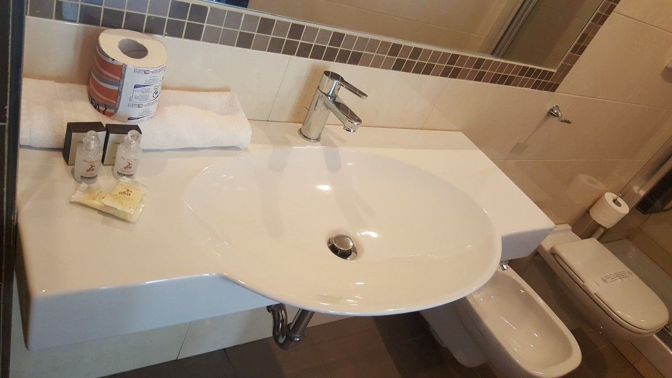 triple room | bathroom | shower, rainfall showerhead, free toiletries, hair dryer
