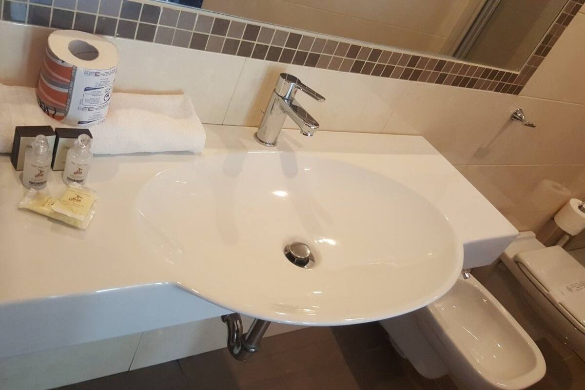 triple room | bathroom | shower, rainfall showerhead, free toiletries, hair dryer