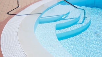 Alberca al aire libre por temporada y sombrillas en la alberca