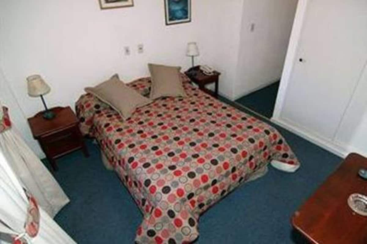 Single Room | In-room safe, desk, free WiFi