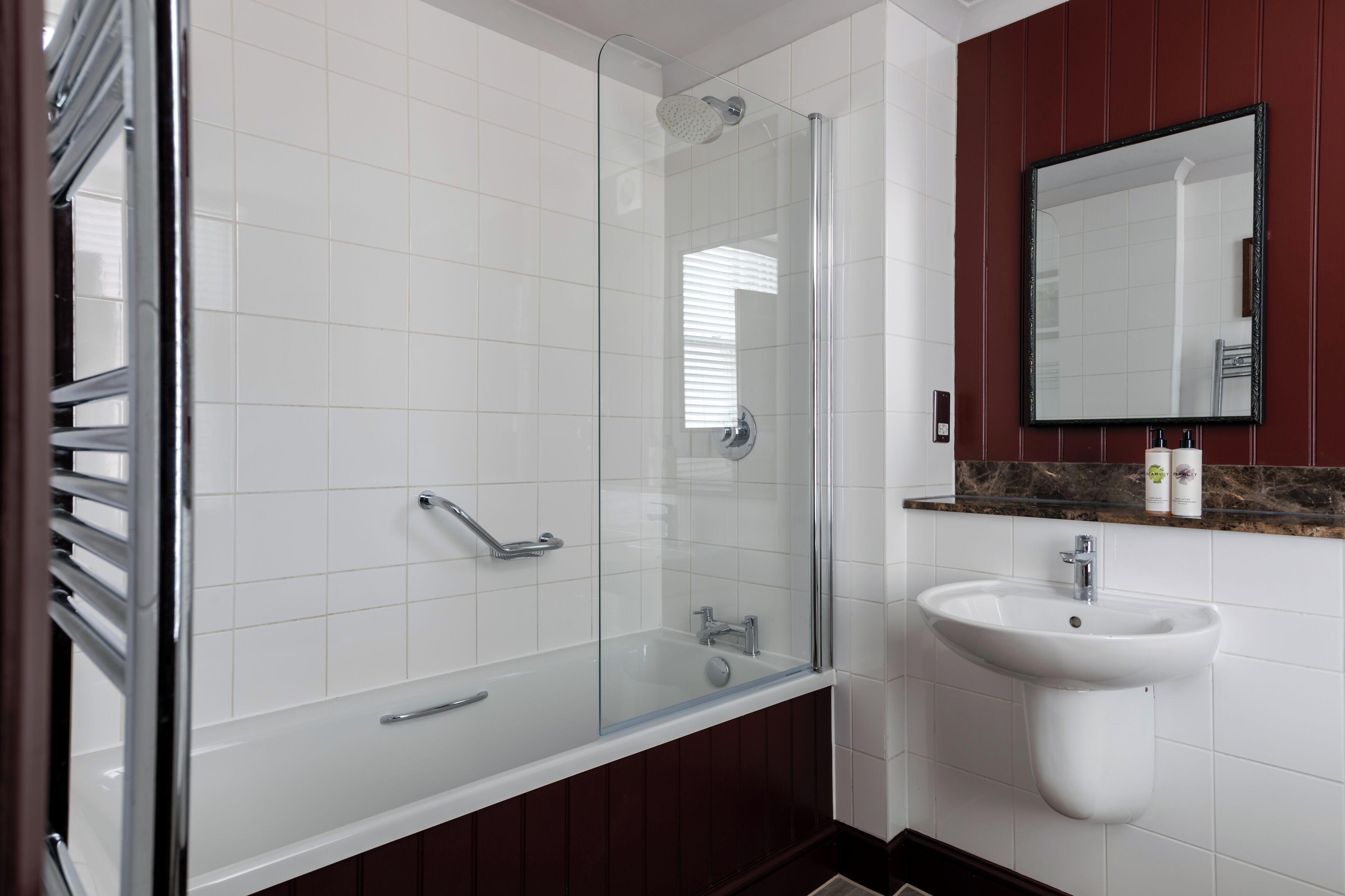 twin room | bathroom | combined shower/bathtub, free toiletries, hair dryer, towels
