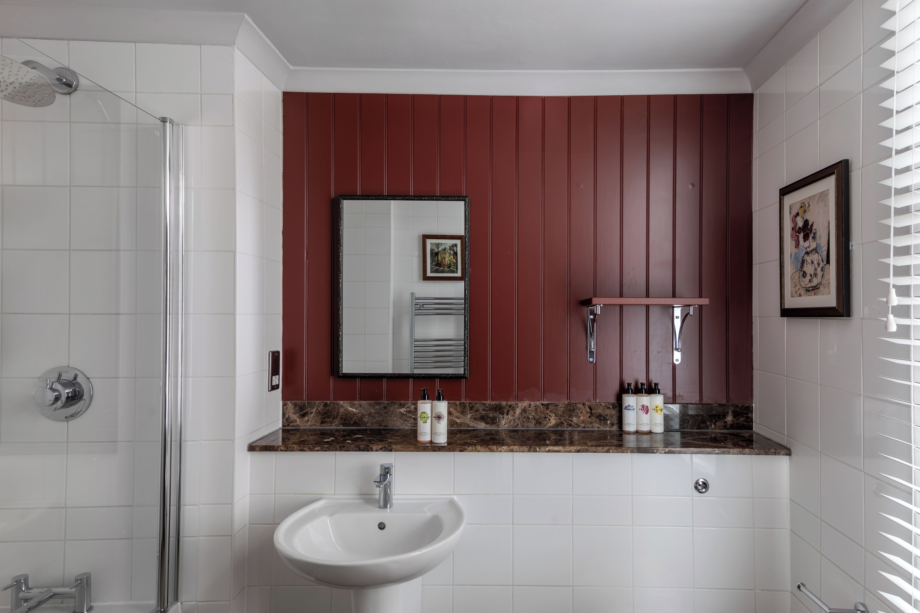 suite | bathroom | combined shower/bathtub, free toiletries, hair dryer, towels