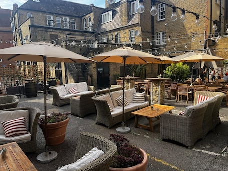 Garden. Brewers Inn Hotel