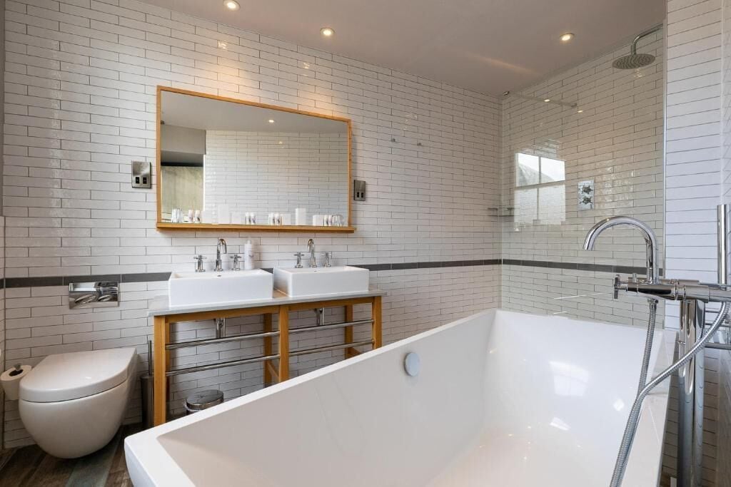 studio suite | bathroom | shower, free toiletries, hair dryer, towels