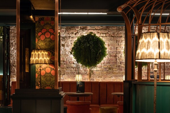 Phục vụ bữa sáng, bữa trưa và bữa tối 