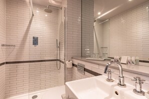 Buồng tắm vòi sen, đồ dùng nhà tắm miễn phí, máy sấy tóc 